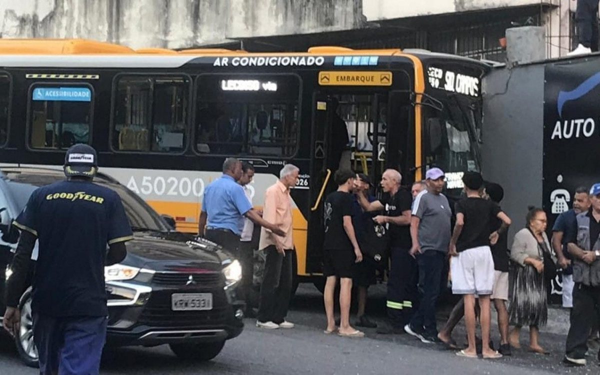 Ônibus da linha 453 bate em muro no Grajaú e causa transtornos no trânsito