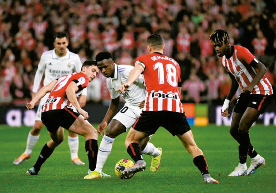 Vini Jr. sofre agressão na estreia da La Liga e gera debate sobre impunidade