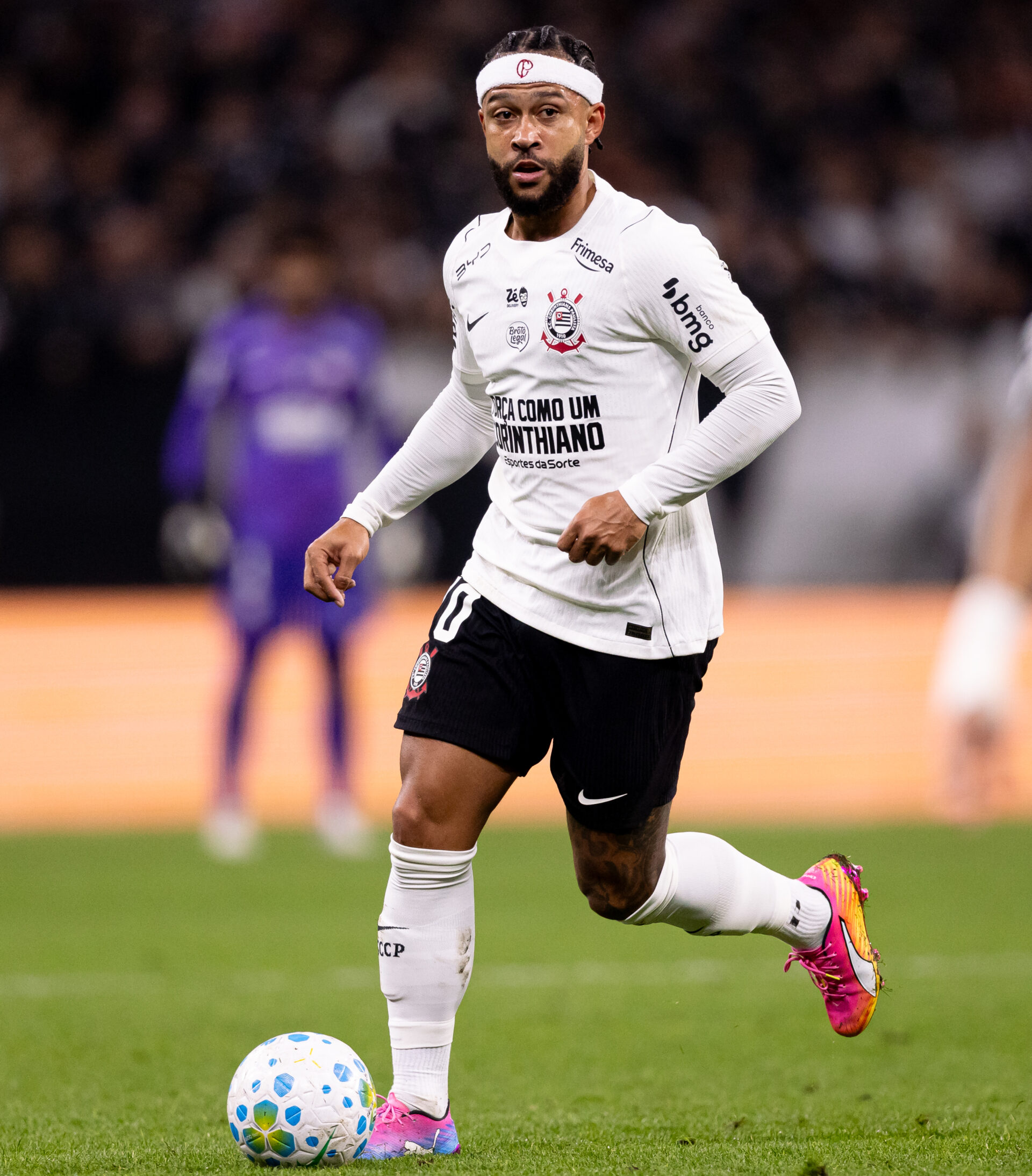Renovação de Memphis Depay com Corinthians emperra e gera tensão nos bastidores