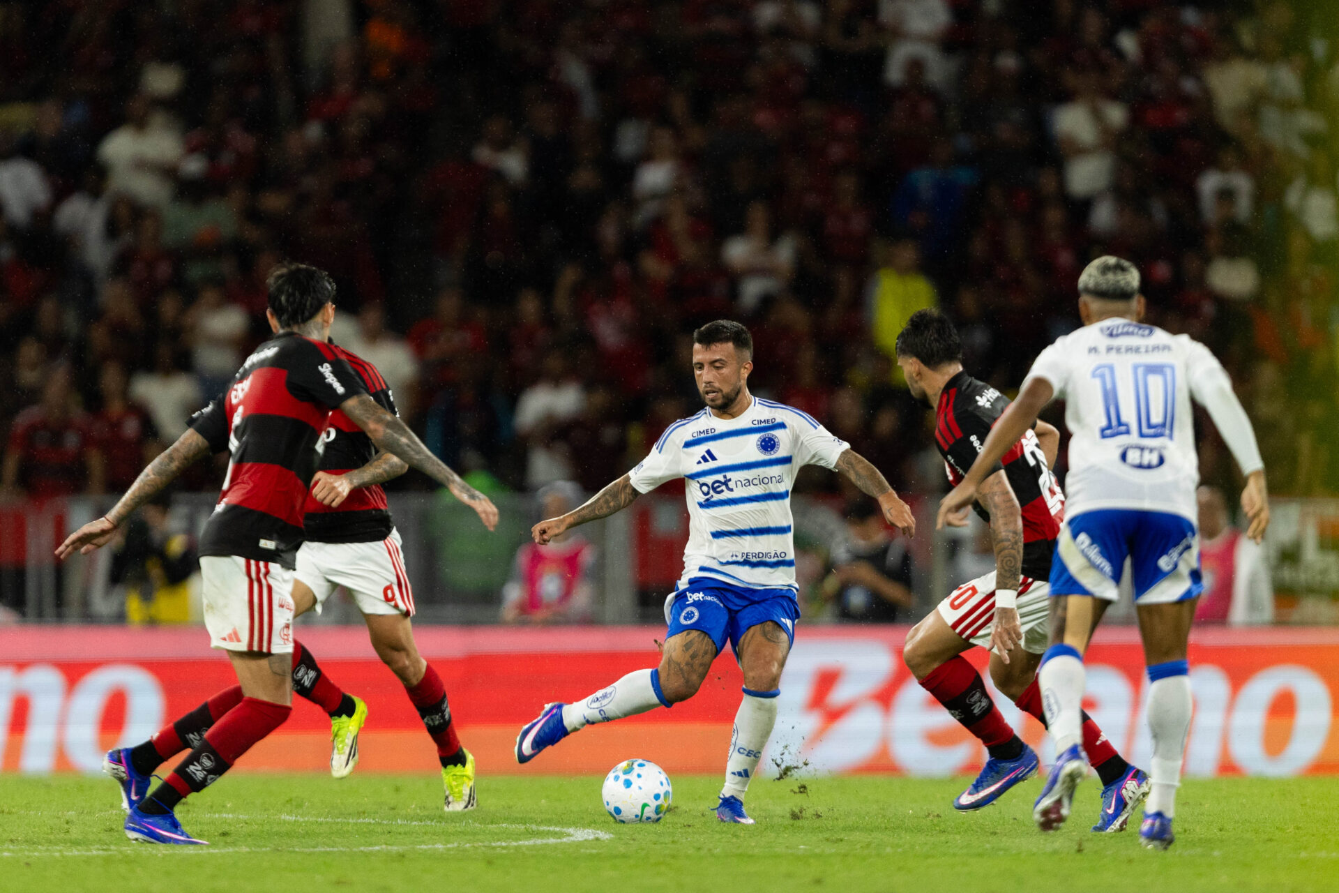Cruzeiro e Flamengo se enfrentam em duelo decisivo pela Libertadores no Mineirão