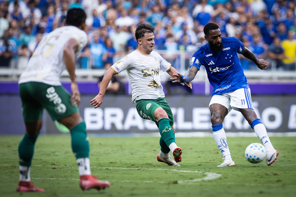 Cruzeiro surpreende torcedores com novo uniforme e homenagem histórica em 2026