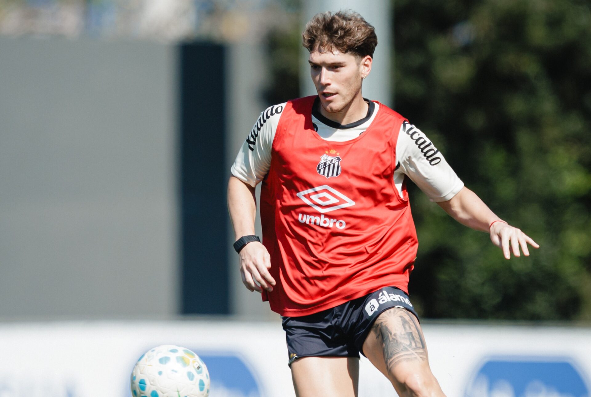 Santos confirma relacionados para duelo decisivo contra Athletico-PR na Vila Belmiro
