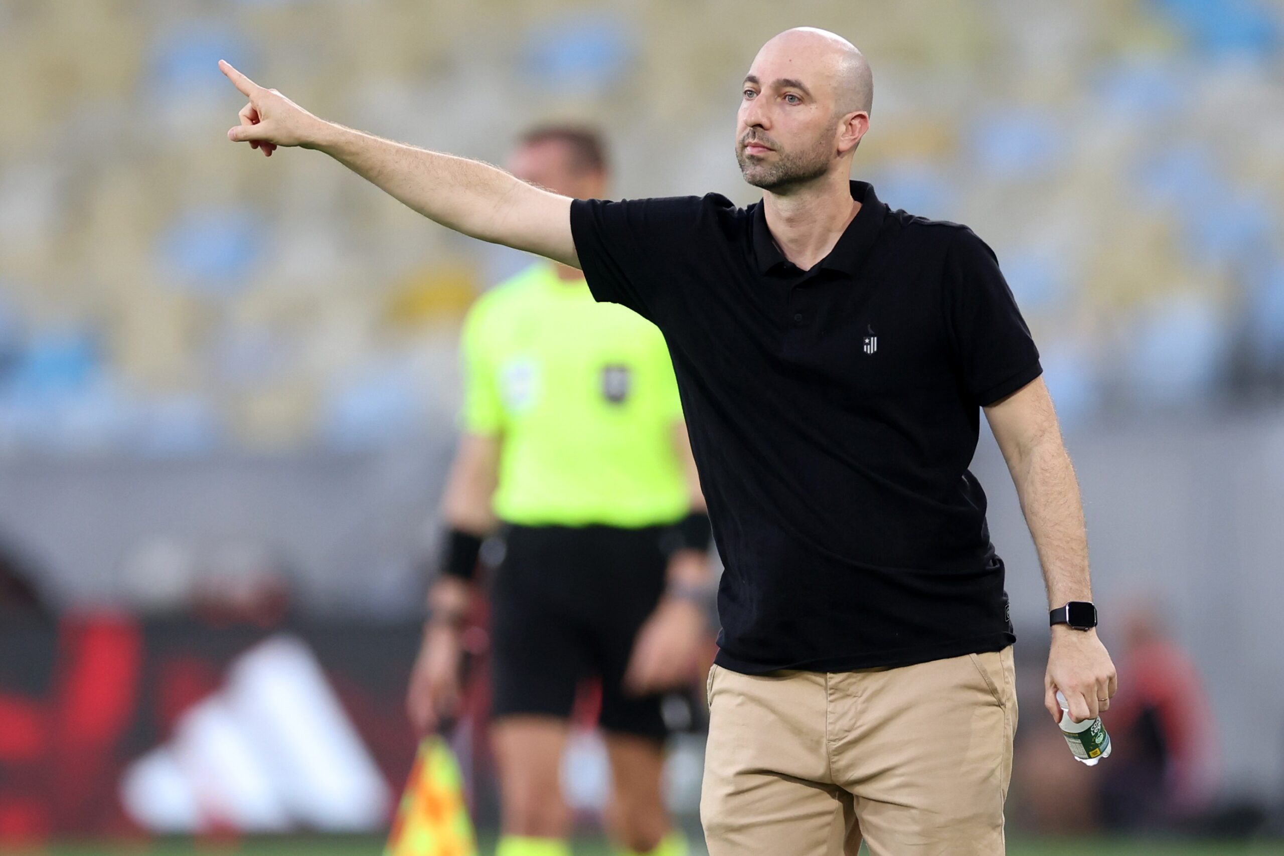 Pressão aumenta no Botafogo após goleada para o Flamengo, mas técnico interino segue no cargo