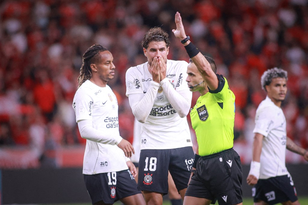 Marcelo Paz detona arbitragem após derrota do Corinthians para o Internacional na Copa do Brasil