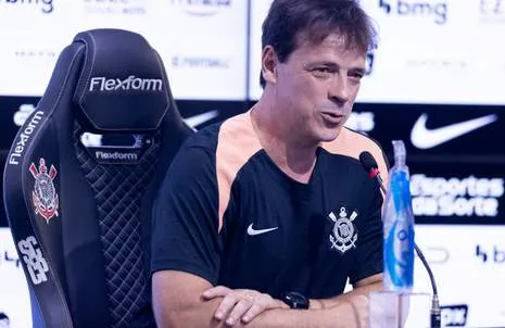 Fernando Diniz responde críticas após derrota do Corinthians em Porto Alegre