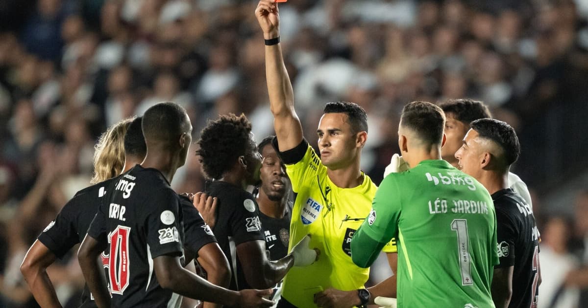 Vasco vence Vitória, mas reclamações da arbitragem dominam pós-jogo da Copa do Brasil