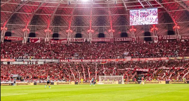 Futebol agita quinta-feira com resultados surpreendentes pelo Brasil e mundo