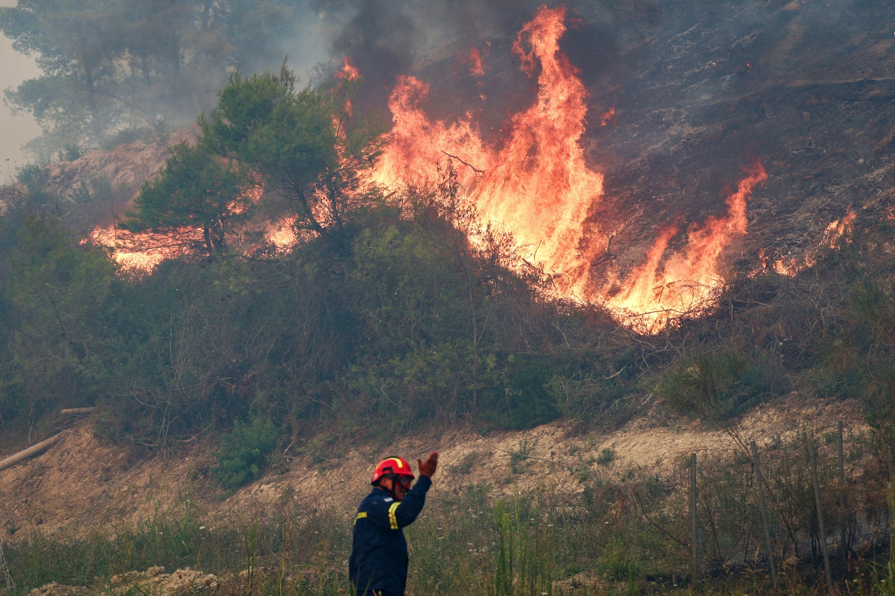 Incêndios devastadores na Europa deixam mortos e mobilizam forças de combate em 2026