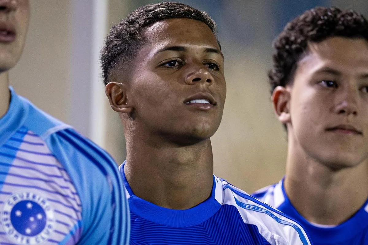 Akiles, promessa do Cruzeiro, se desculpa após foto polêmica com camisa do Flamengo