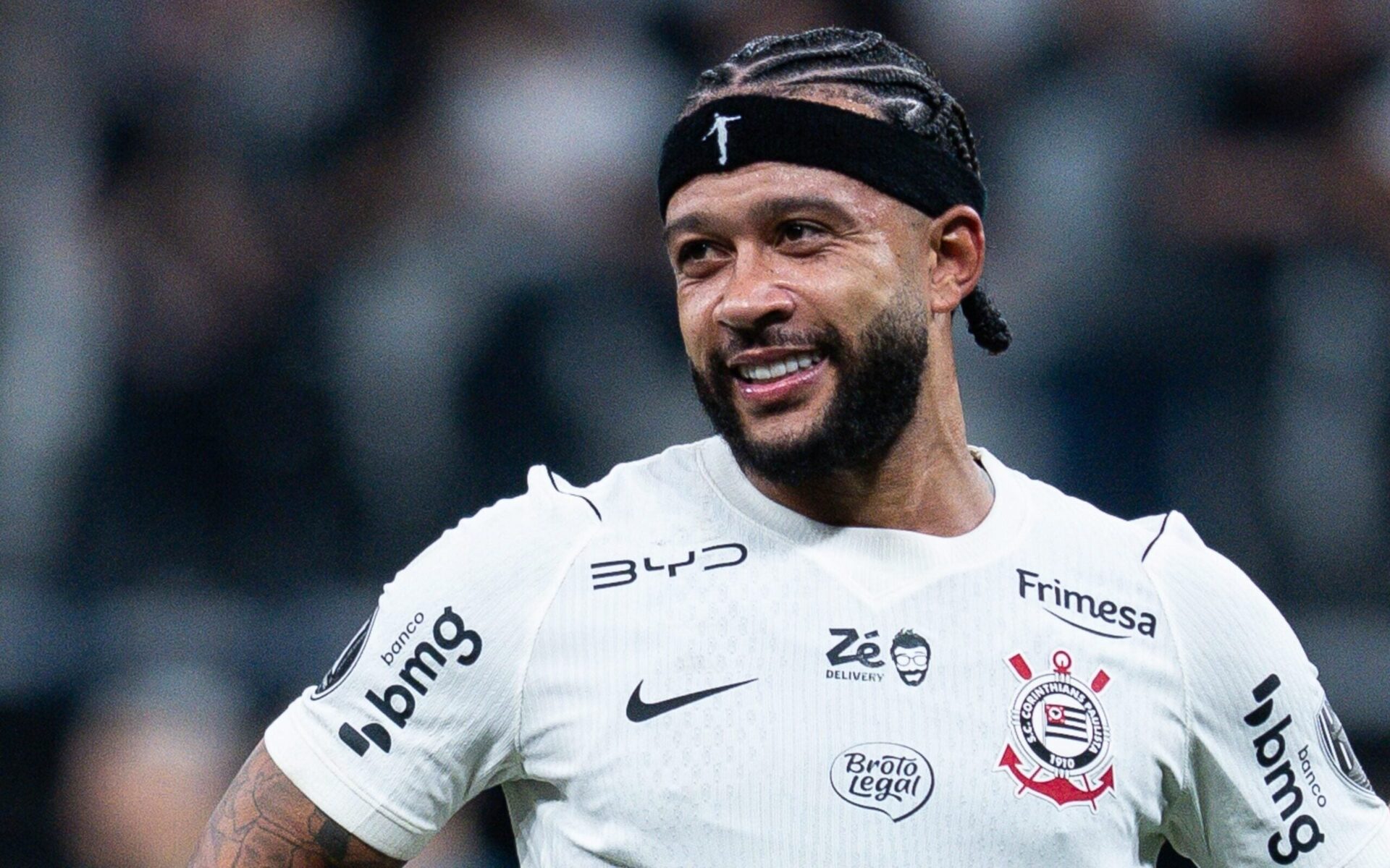 Corinthians se pronuncia após polêmica envolvendo Memphis e gera reação intensa dos torcedores