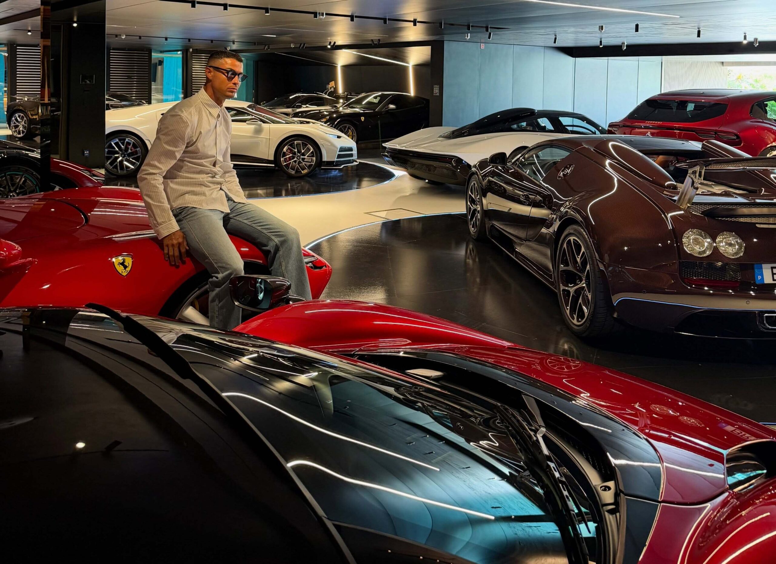 Cristiano Ronaldo exibe coleção milionária de carros e impressiona fãs