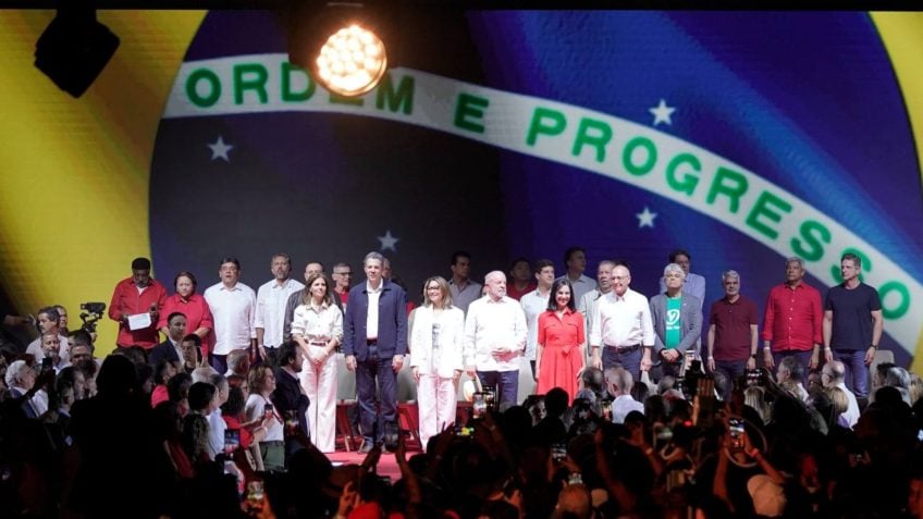 Lula é oficializado candidato à reeleição com apoio do PT em evento em São Paulo