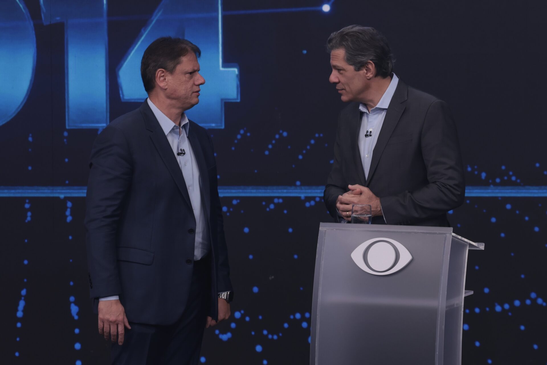 Tarcísio e Haddad se enfrentam em debate acalorado sobre empréstimos e gestão em São Paulo