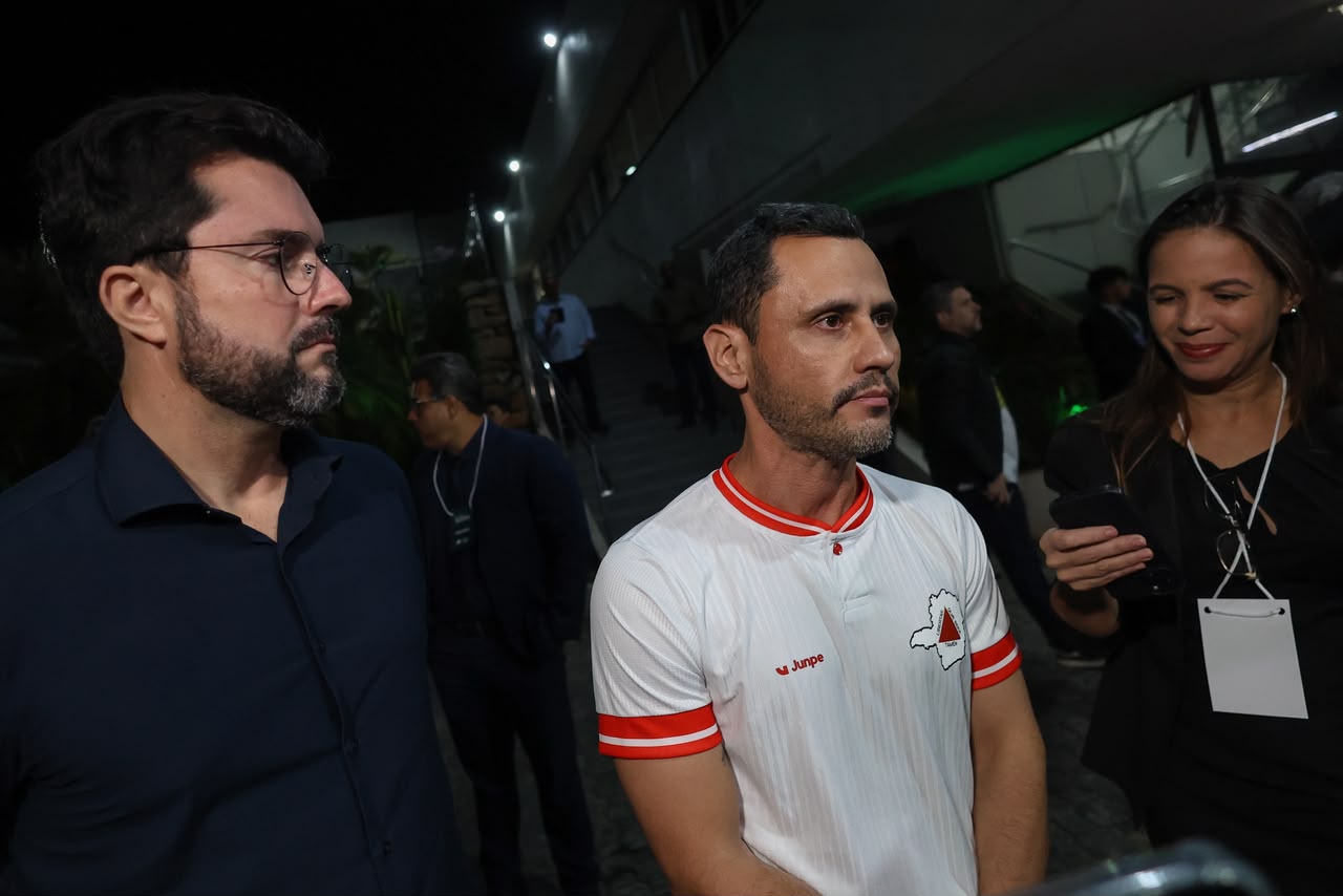 Senador Cleitinho surpreende com visual diferente no debate para governo de Minas