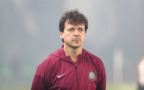 Fernando Diniz volta a enfrentar o Santos em duelo decisivo contra o Corinthians