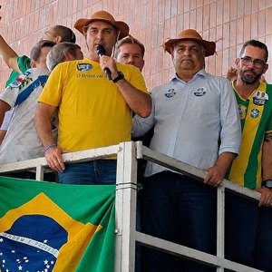 Flávio Bolsonaro confirma apoio a JHC para governo de Alagoas e movimenta eleições estaduais