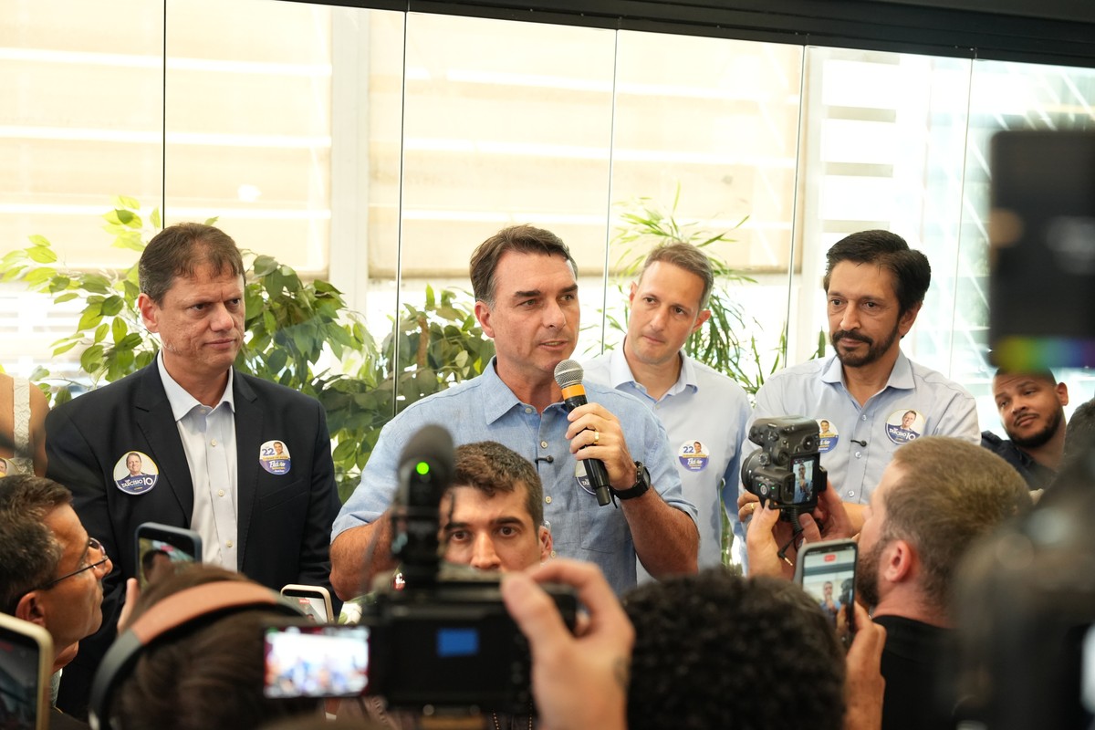 Flávio Bolsonaro admite ser presidente de transição em evento político em São Paulo