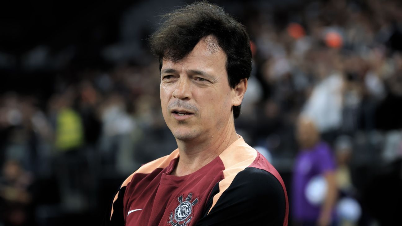 Fernando Diniz destaca talento de Memphis Depay em meio a negociações com o Corinthians