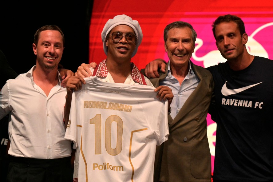 Ronaldinho Gaúcho retorna ao futebol com papel estratégico no Ravenna, da Itália
