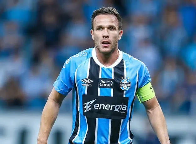 Arthur Melo é reforço do Santos: volante experiente chega para fortalecer o meio-campo