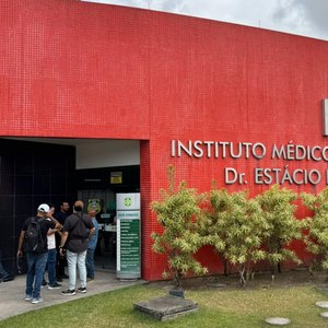 Homem é assassinado a tiros em Marechal Deodoro; suspeitos fogem em carro branco