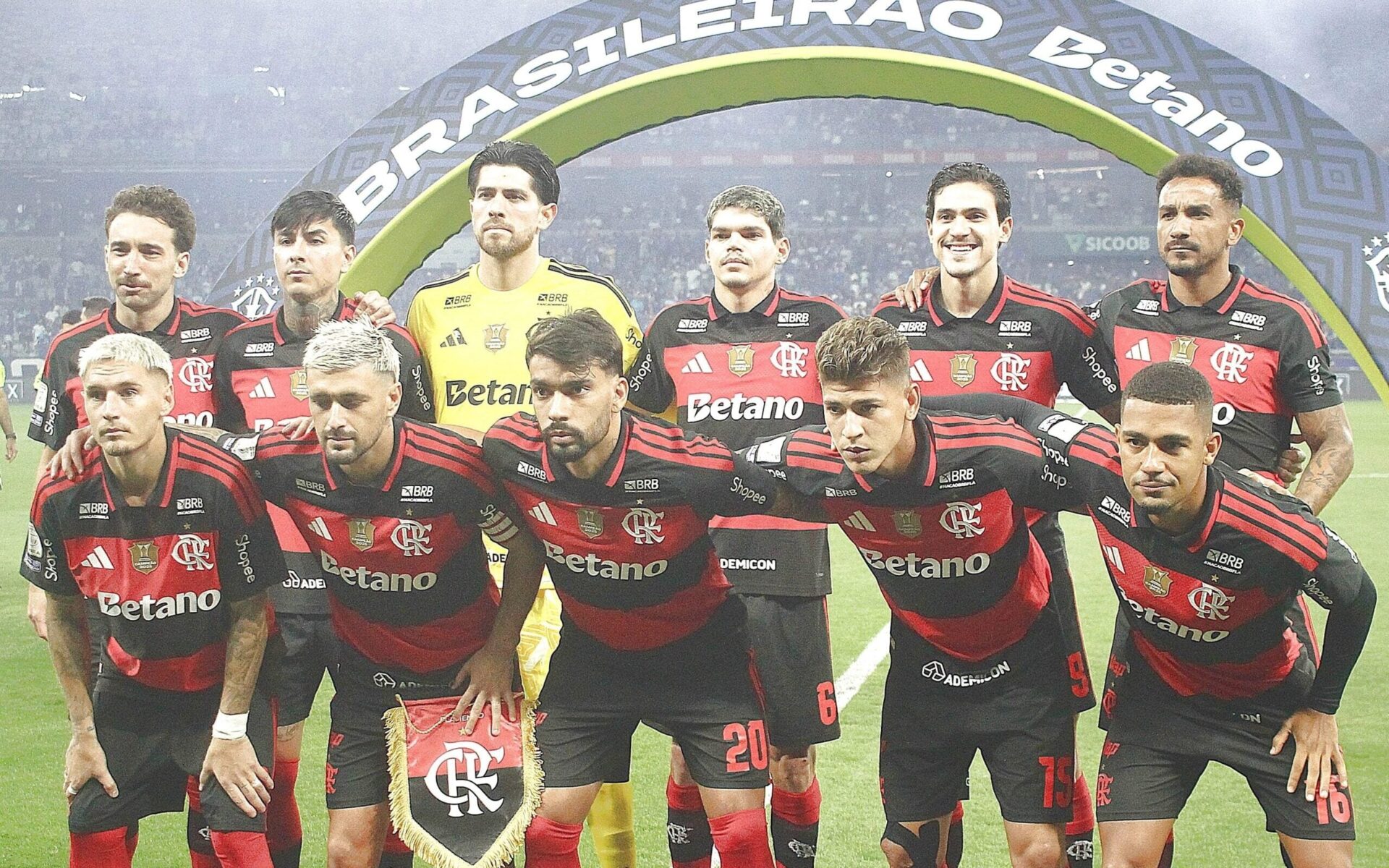 Luiz Araújo se envolve em bate-boca com torcedor do Flamengo durante live