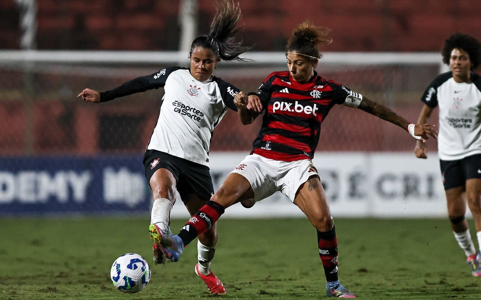 Athletico-PR e Vitória se enfrentam em duelo decisivo pela Copa do Brasil