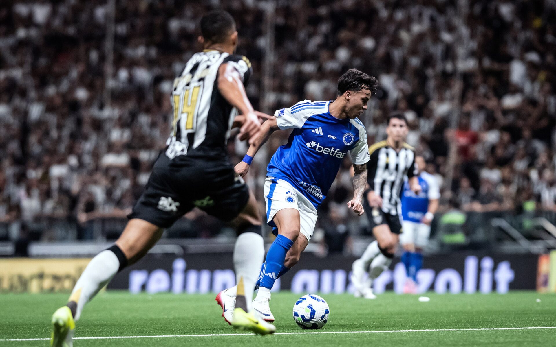 Terça-feira agitada no futebol: Cruzeiro e Atlético-MG duelam pela Copa do Brasil