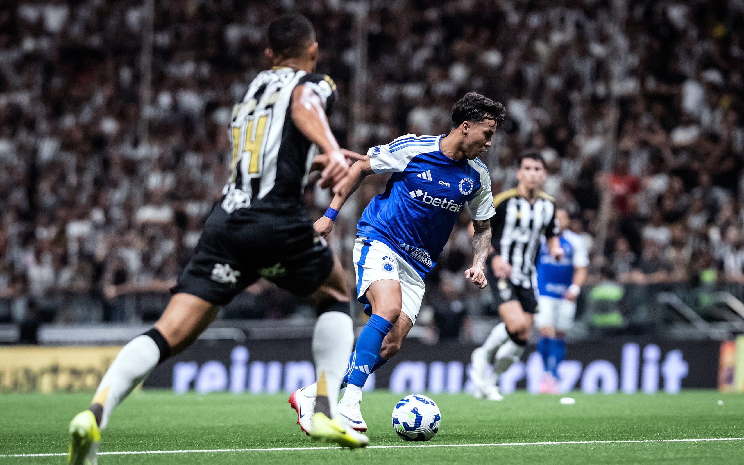 Terça-feira agitada no futebol: Cruzeiro e Atlético-MG duelam pela Copa do Brasil