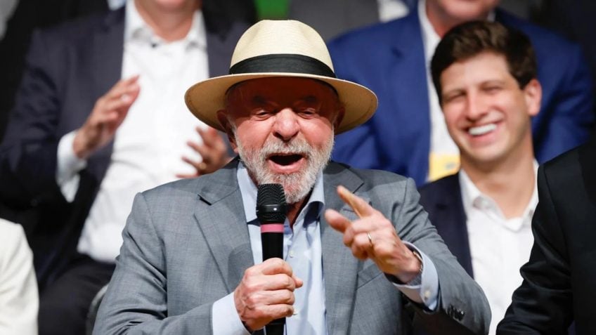 Brasil precisa reter talentos em inteligência artificial, diz Lula em comparação com futebol