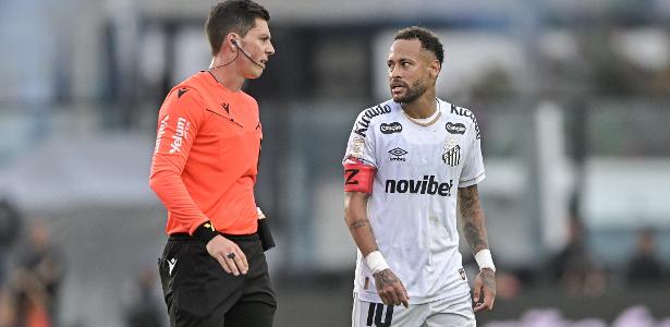 Neymar Precisa de Atendimento Médico Durante Jogo do Santos e Sai do Campo por Instantes