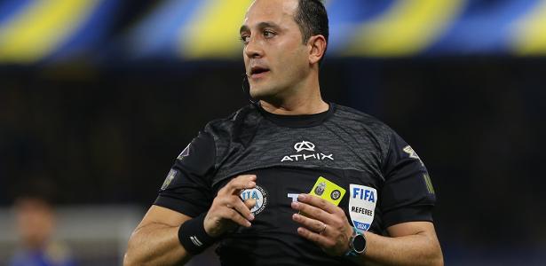 Árbitro Fernando Espinoza é suspenso pela AFA após brincadeira polêmica em jogo do Clausura