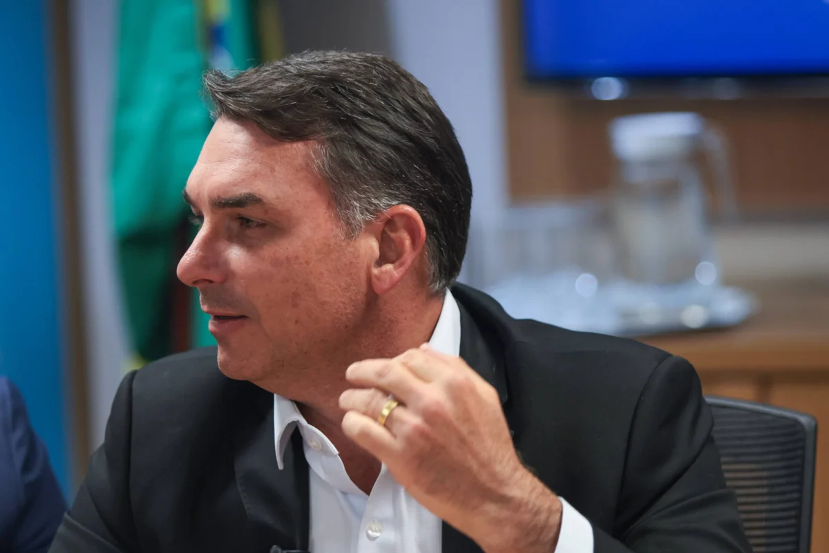 Flávio Bolsonaro agita Angra dos Reis com motocarreata e barqueata em campanha