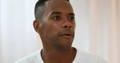 Ícaro Silva como Robinho em Tremembé: futebol e tensão na nova temporada