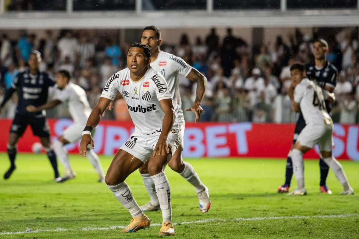Santos e Athletico-PR se enfrentam na Vila Belmiro em duelo decisivo pelo Brasileirão