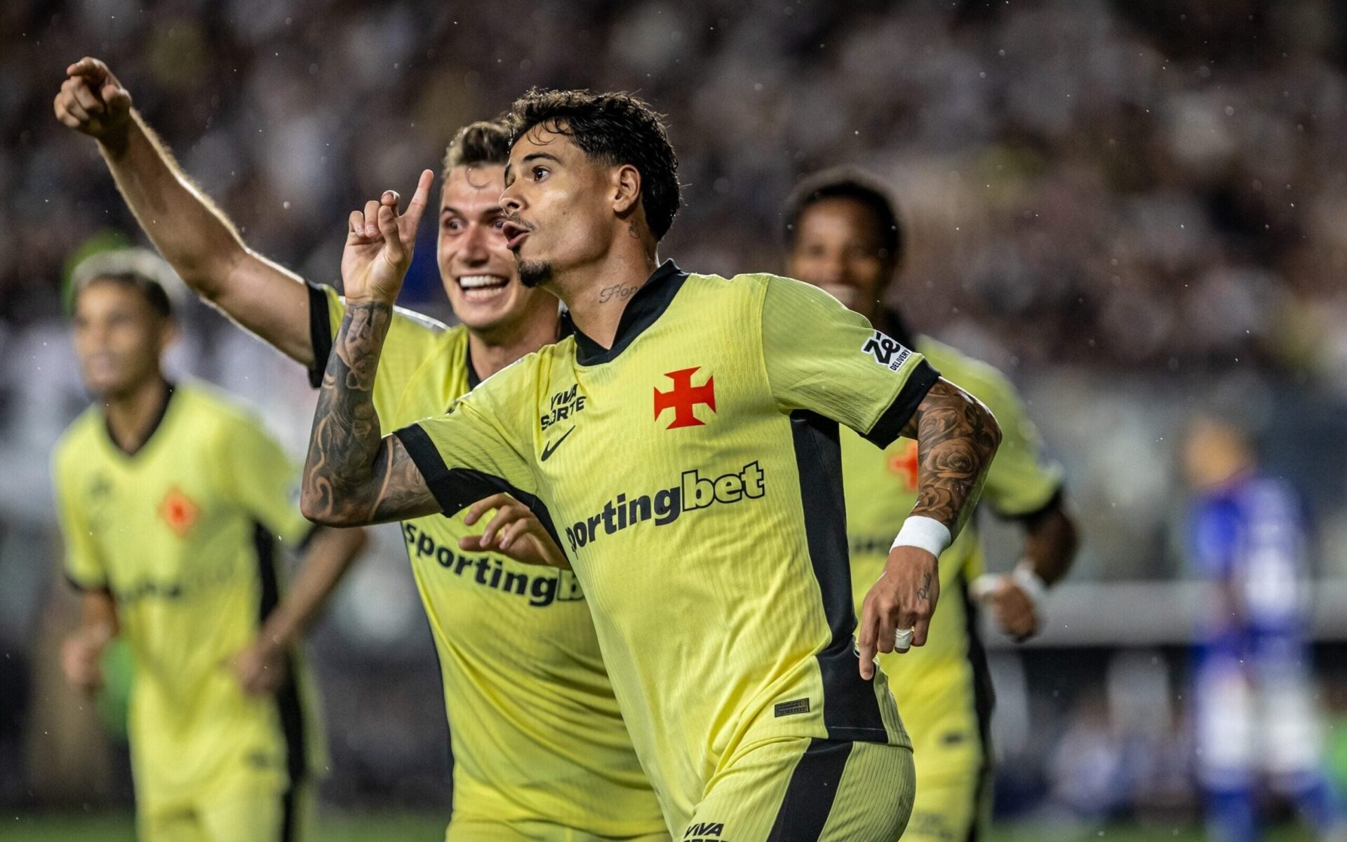Vasco retoma a vitória no Brasileirão com goleada sobre Cruzeiro em São Januário