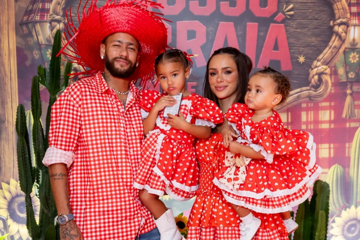 Neymar e Bruna Biancardi promovem festa junina fora de época no Guarujá