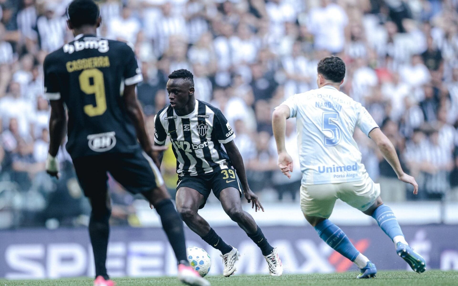 Atlético-MG domina Grêmio com goleada de 3 a 0 na Arena MRV