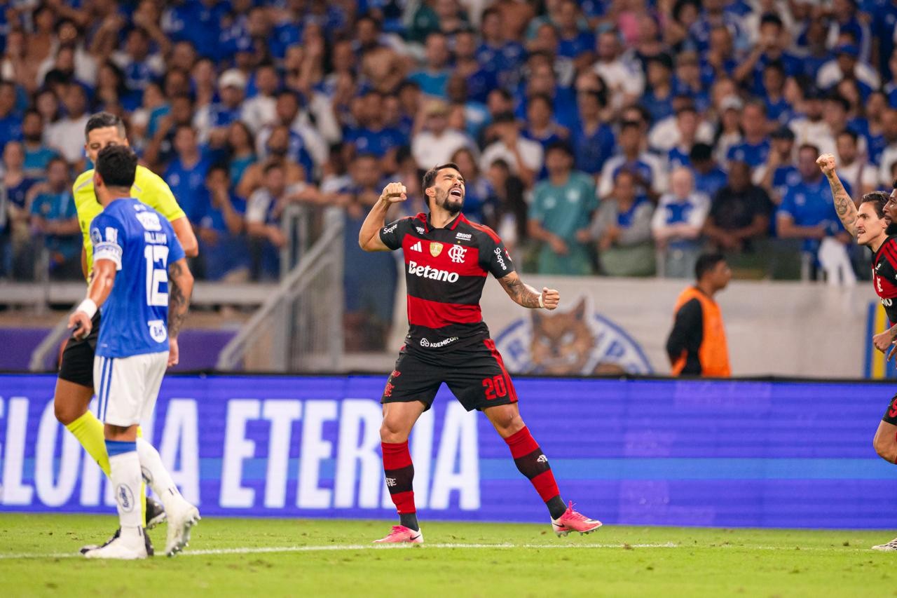 Lucas Paquetá brilha e mantém Flamengo vivo nas oitavas da Libertadores