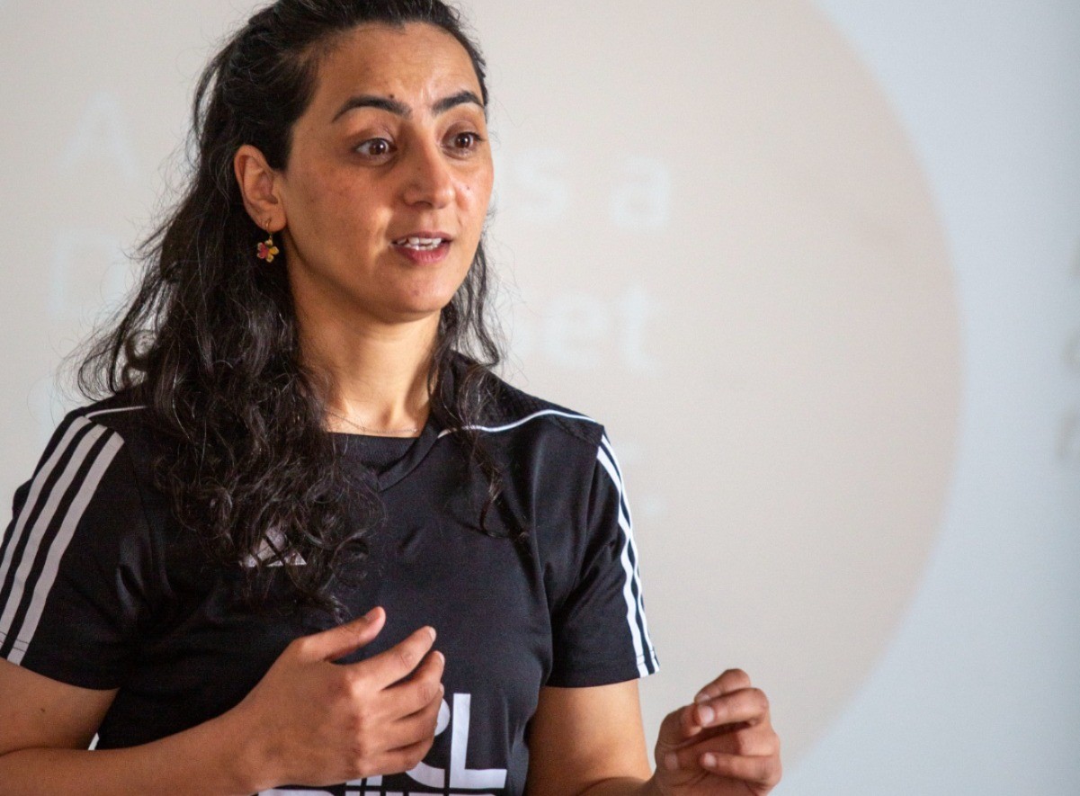 Khalida Popal visita projeto social no Rio e reforça luta pelo futebol feminino