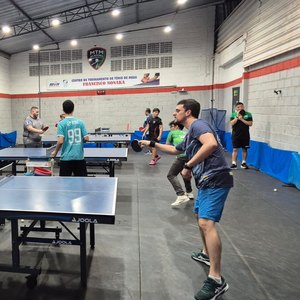 Jaraguá Tênis Clube promove clínica intensiva de tênis de mesa com Hugo Hoyama