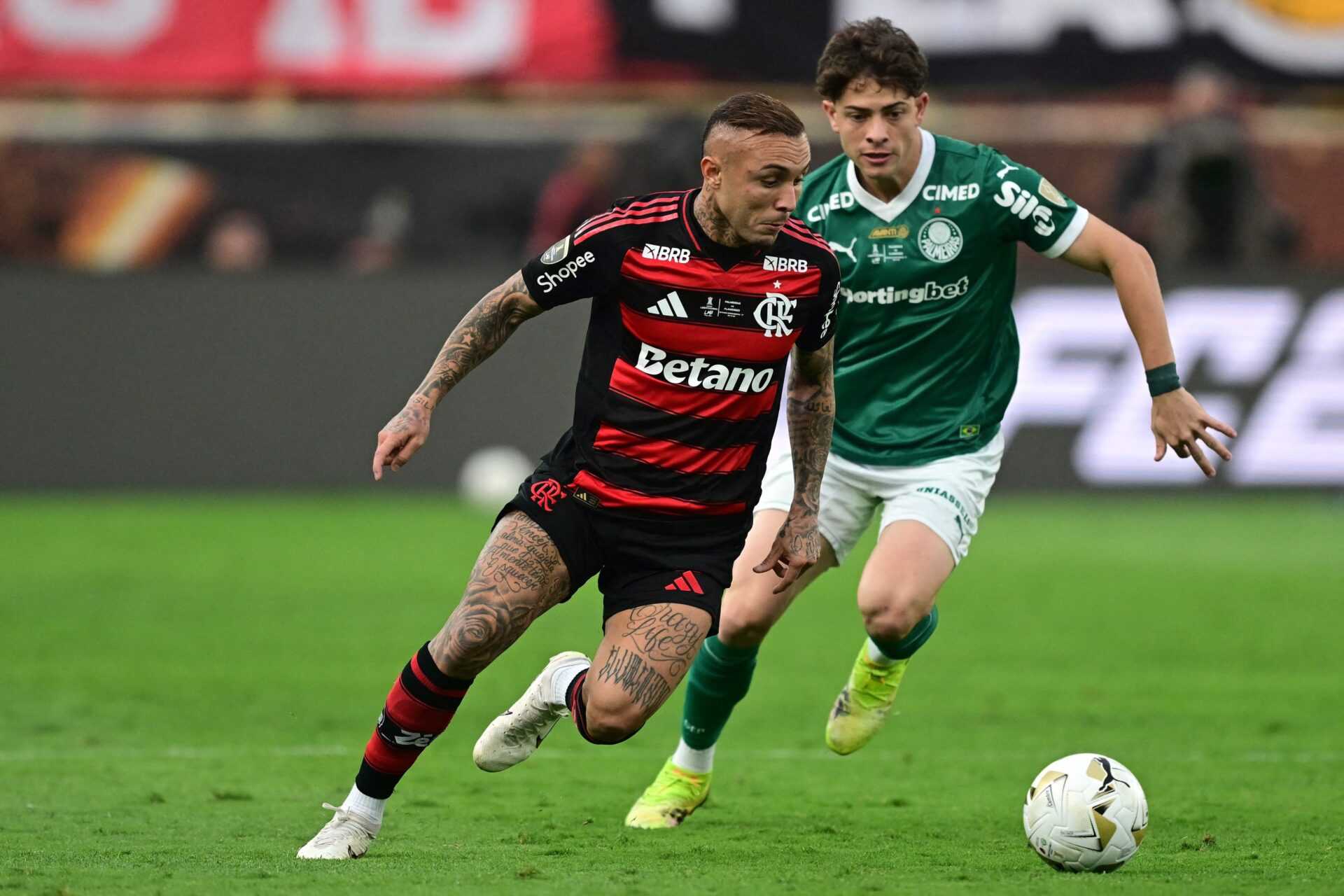 Vasco e Botafogo disputam Everton Cebolinha em mercado agitado do futebol carioca