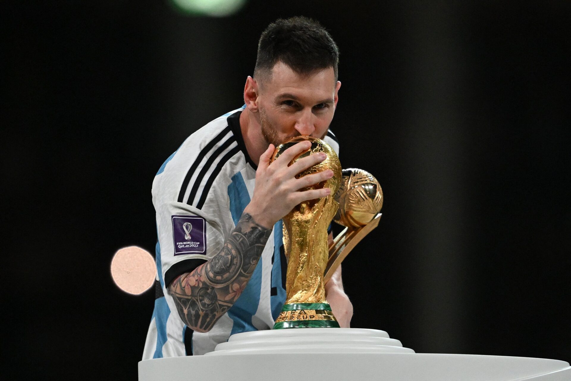 Futebol argentino presta homenagem emocionante a Messi após aposentadoria da seleção