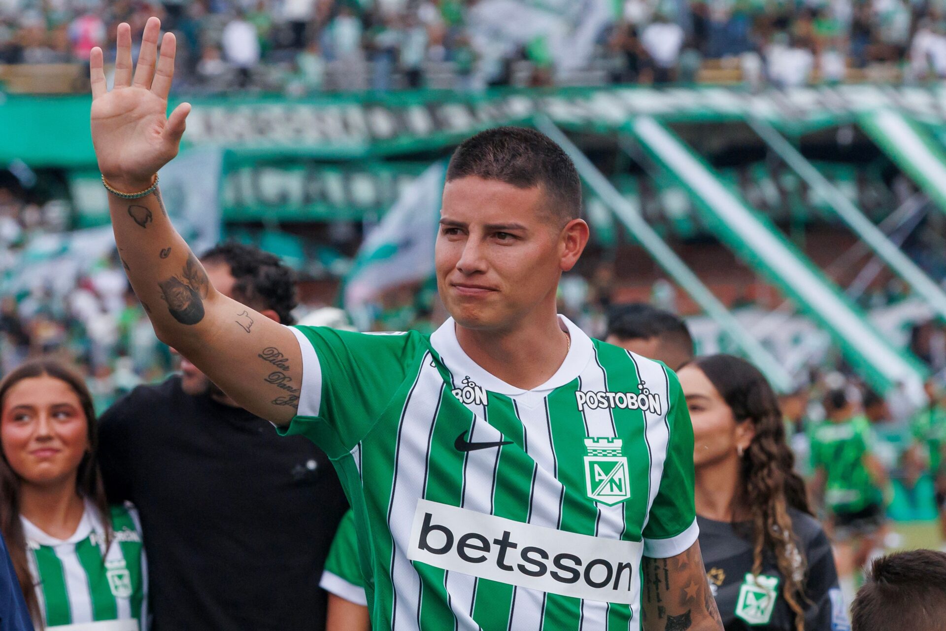 James Rodríguez retorna ao Atlético Nacional após 19 anos e agita torcida colombiana
