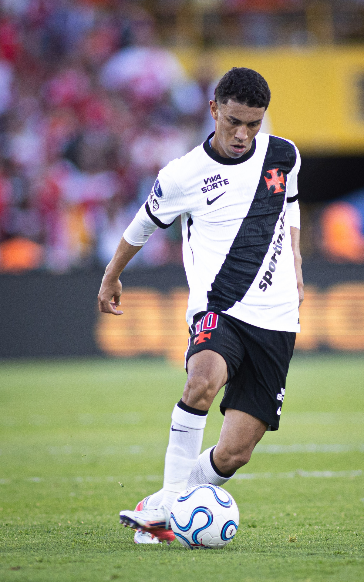 Johan Rojas volta ao Vasco e mostra força no empate contra o Santa Fe