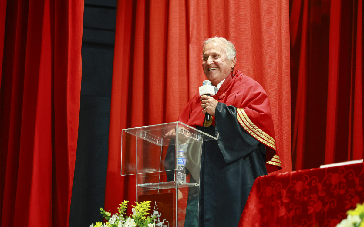 Zico é homenageado com título inédito de Doutor Honoris Causa no Rio