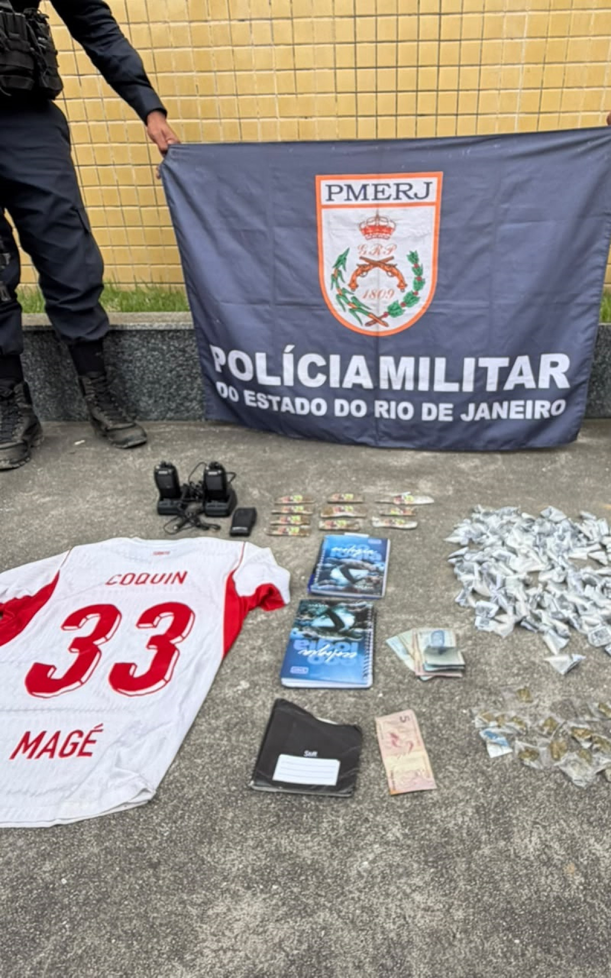 Adolescente é detido com entorpecentes em ação policial na comunidade de Magé