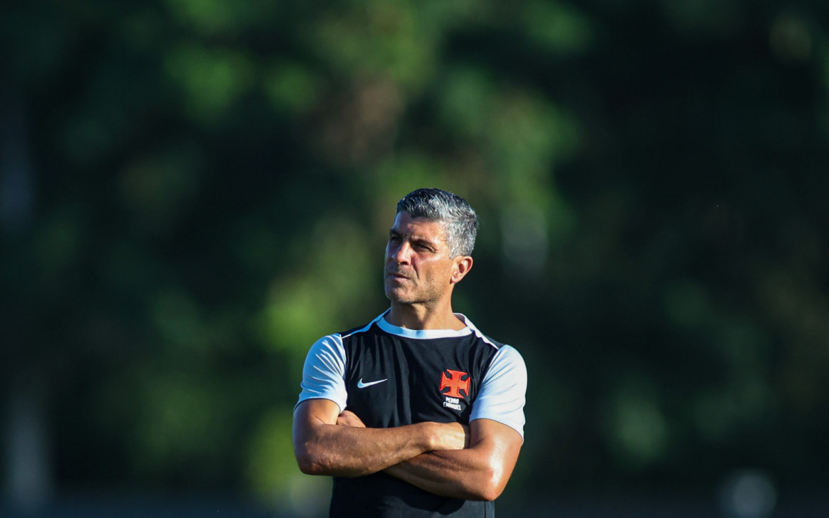 Pedro Emanuel aposta em gestão de elenco para salvar Vasco no Brasileirão