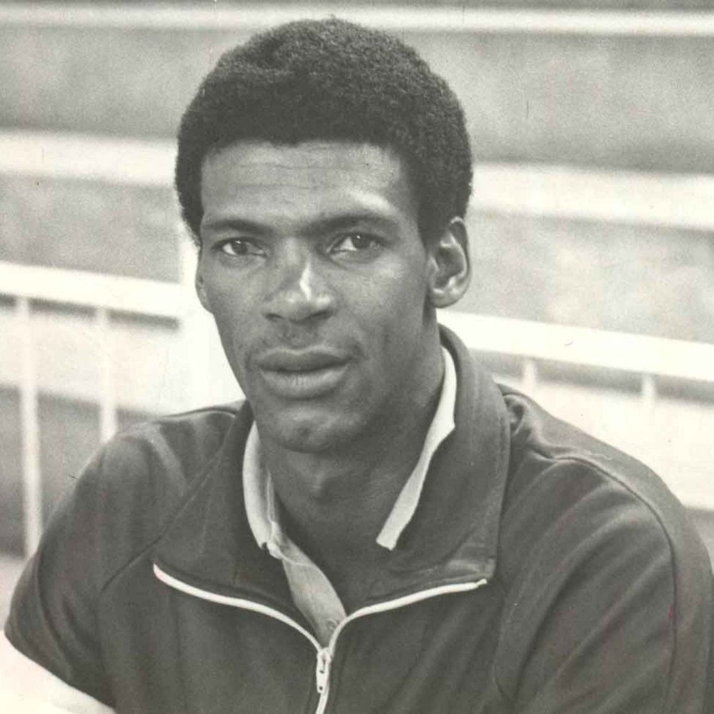 Futebol brasileiro lamenta despedidas recentes de grandes ídolos em abril