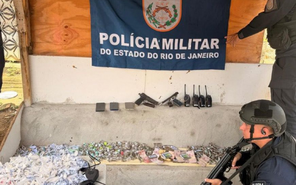 Polícia Militar apreende armas e drogas em operação que prende seis homens no Rio